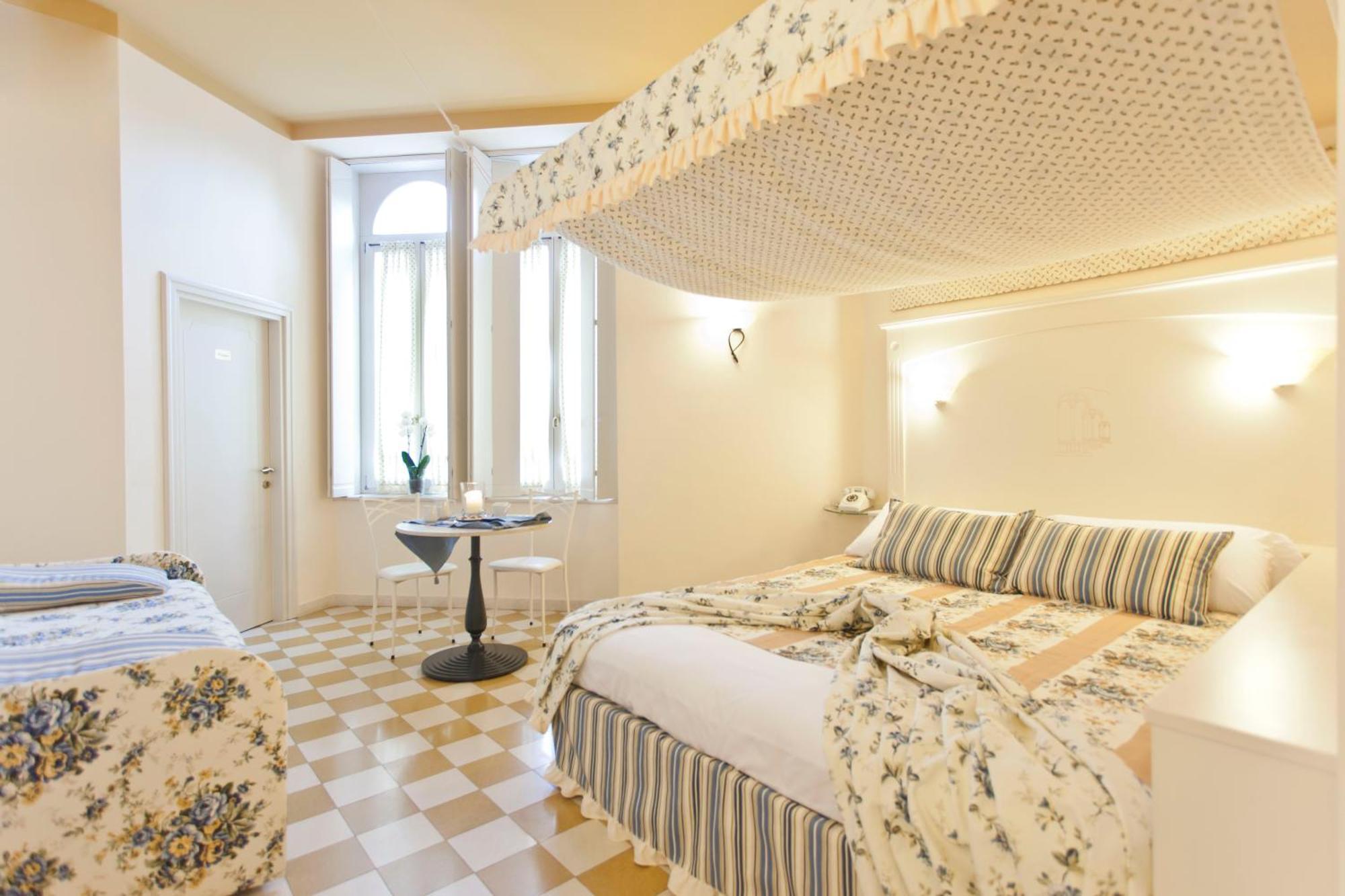 Bellavista Hotel Deluxe Apartments Riva del Garda Camera foto